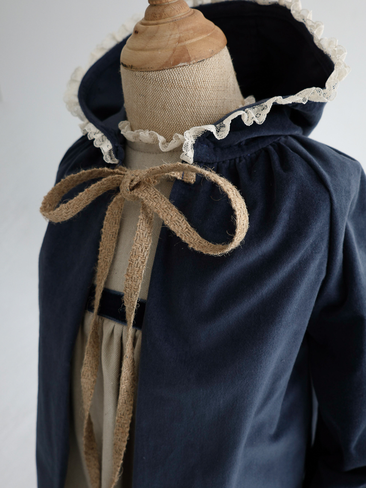 06 ABRIGO CAPUCHA velvet con cintas de saco