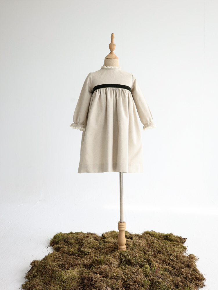 01 VESTIDO CORTO LAZO coton tostado m/l rematado en puntillita. Lazo cosido delante y suelto detrás