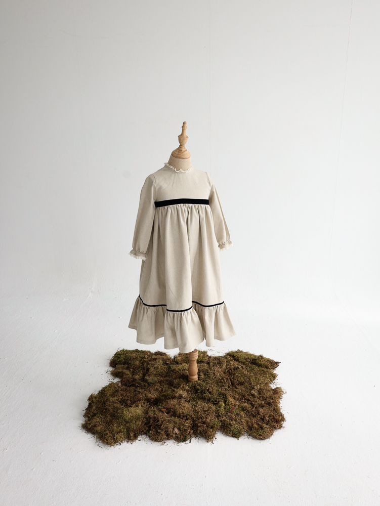 02 VESTIDO LARGO LAZO coton tostado m/l rematado en puntillita. Lazo cosido delante y suelto detrás