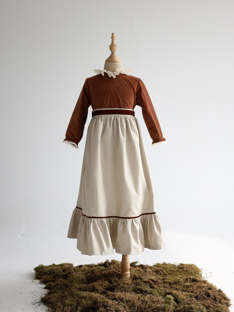 09 CONJUNTO BLUSON Y FALDA bluson velvet con puntilla grande y m/l. falda volante coton tostado con tinas velvet