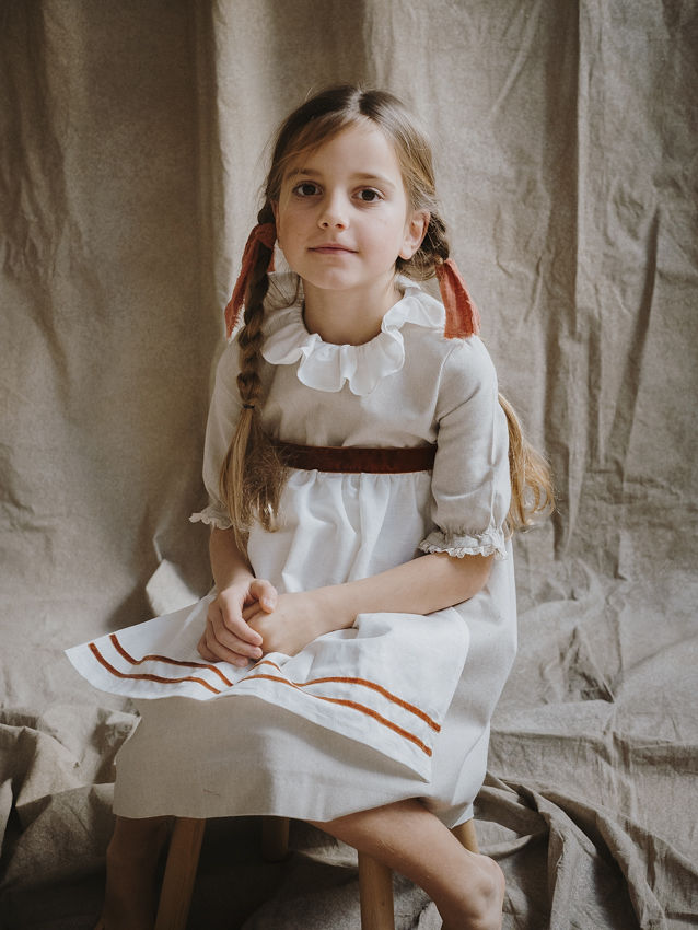 1.1 VESTIDO CARLOTA CORTO M/F COTTON TOSTADO &amp; DELANTAL LINO 2 CINTAS