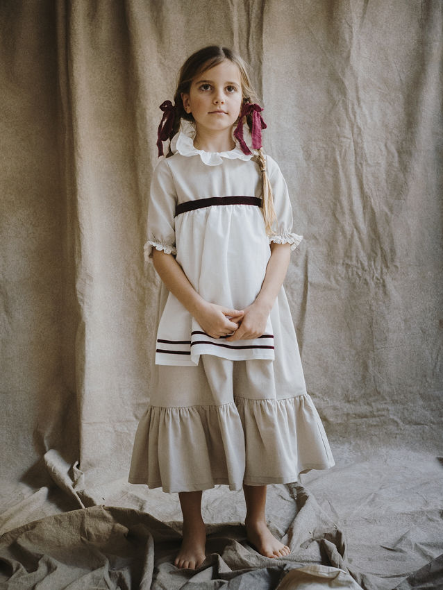 1.2 VESTIDO CARLOTA LARGO M/F COTTON TOSTADO &amp; DELANTAL LINO 2 CINTAS