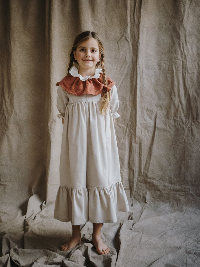 1.4 VESTIDO BABERO CARLOTA LARGO. COTTON TOSTADO M/F CON ALG