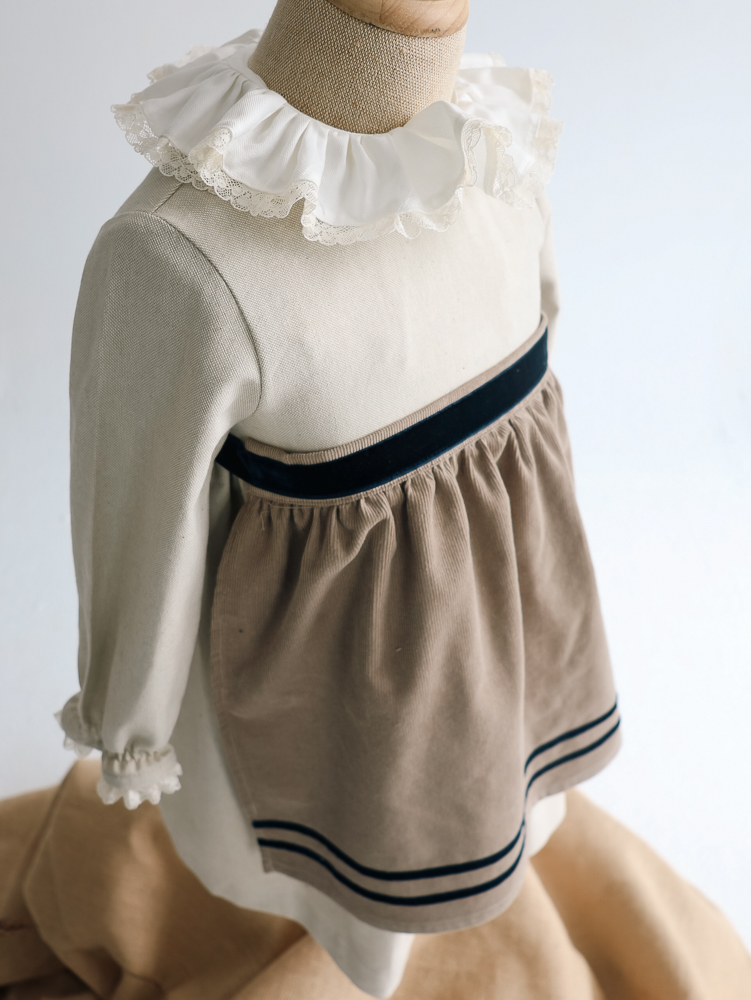 02 VESTIDO BASE CUELLO Y DELANTAL