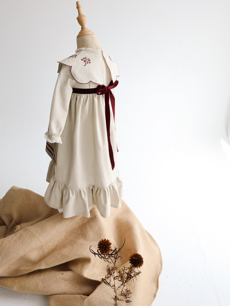 06 VESTIDO LARGO BORDADO DELANTAL