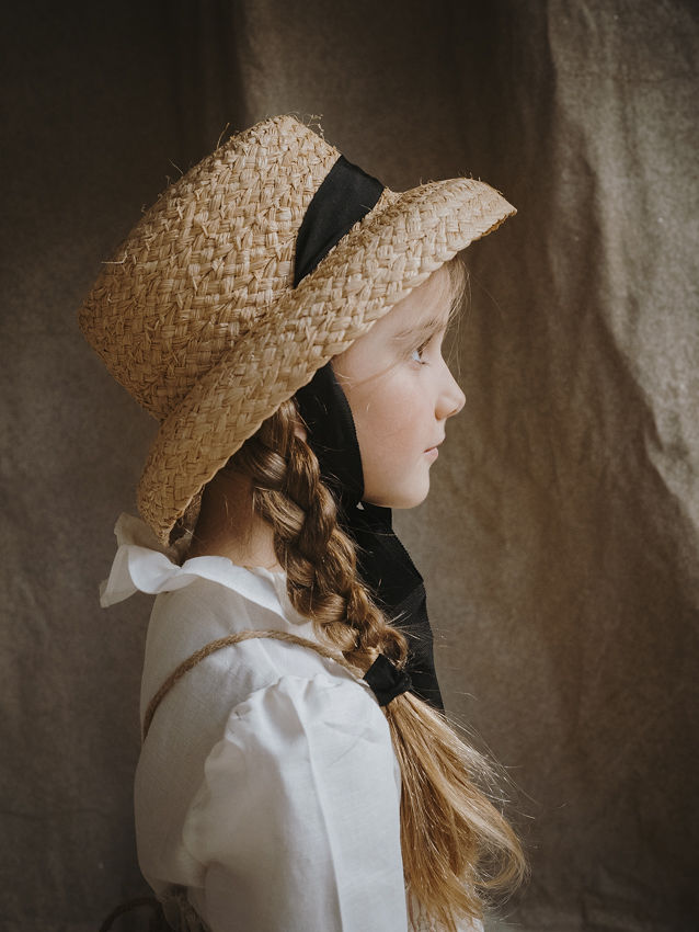 SOMBRERO NIÑA RAFIA CINTA NEGRA