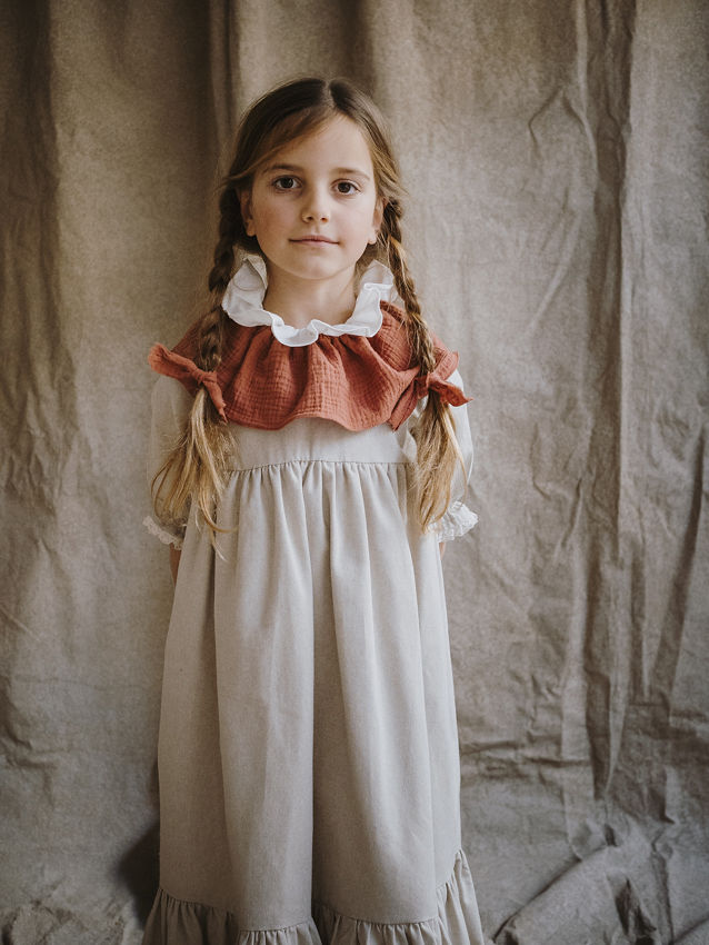 VESTIDO CARLOTA LARGO COTTON TOSTADO M/F CON BABERO ALG