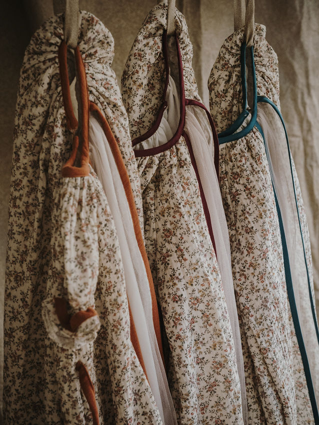 VESTIDO GRECIA CORTO FLORES Y TUL CON CINTAS