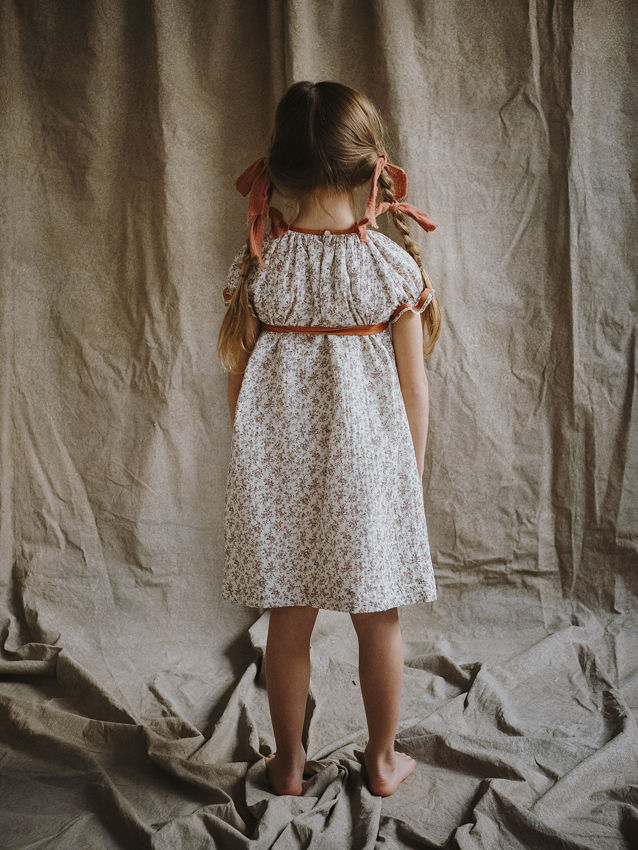 VESTIDO GRECIA CORTO FLORES Y TUL CON CINTAS